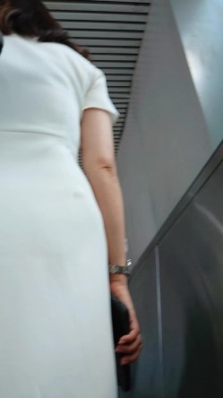 人妻熟女控必备！天生妖娆风骚脸淫荡骚妻【小愤青】露脸性爱自拍视图集，大白天街边车震居家各种啪啪相当反差 截图12