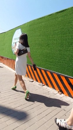 人妻熟女控必备！天生妖娆风骚脸淫荡骚妻【小愤青】露脸性爱自拍视图集，大白天街边车震居家各种啪啪相当反差 截图13