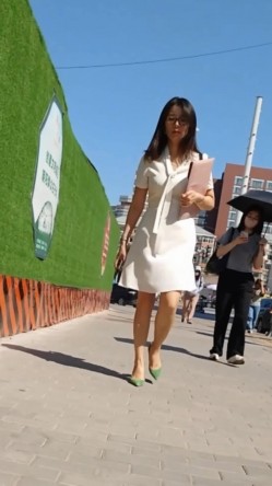 人妻熟女控必备！天生妖娆风骚脸淫荡骚妻【小愤青】露脸性爱自拍视图集，大白天街边车震居家各种啪啪相当反差 截图16