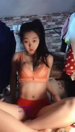 私圈土豪高价定制~高颜值大二露脸美女【吴小姐】学校宿舍、卫生间道具疯狂紫薇淫语挑逗 截图2