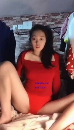 私圈土豪高价定制~高颜值大二露脸美女【吴小姐】学校宿舍、卫生间道具疯狂紫薇淫语挑逗 截图6
