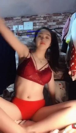 私圈土豪高价定制~高颜值大二露脸美女【吴小姐】学校宿舍、卫生间道具疯狂紫薇淫语挑逗 截图14