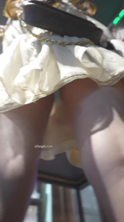 气质紧身裙长腿美女逛街摊位前挑选饰品弯腰被CD性感丁字裤 清凉短裙美女微透蕾丝内两侧露毛相当骚 截图1