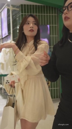 气质紧身裙长腿美女逛街摊位前挑选饰品弯腰被CD性感丁字裤 清凉短裙美女微透蕾丝内两侧露毛相当骚 截图9
