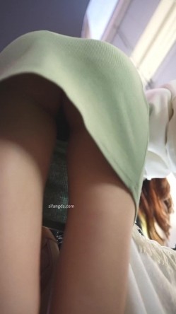 气质紧身裙长腿美女逛街摊位前挑选饰品弯腰被CD性感丁字裤 清凉短裙美女微透蕾丝内两侧露毛相当骚 截图10