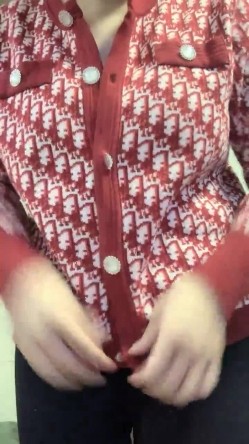 猎奇圈内部分享热门视频极品大奶子哺乳期的奶妈疯狂露出自摸挑逗赚奶粉钱 截图1