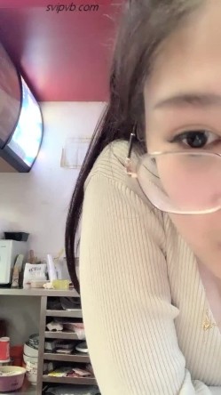 猎奇圈内部分享热门视频极品大奶子哺乳期的奶妈疯狂露出自摸挑逗赚奶粉钱 截图2