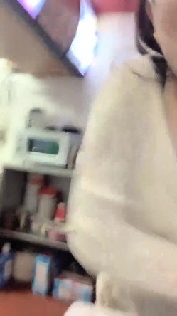 猎奇圈内部分享热门视频极品大奶子哺乳期的奶妈疯狂露出自摸挑逗赚奶粉钱 截图4