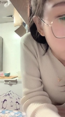 猎奇圈内部分享热门视频极品大奶子哺乳期的奶妈疯狂露出自摸挑逗赚奶粉钱 截图5