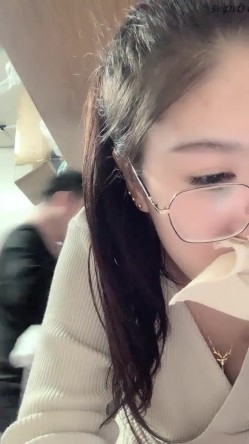 猎奇圈内部分享热门视频极品大奶子哺乳期的奶妈疯狂露出自摸挑逗赚奶粉钱 截图7