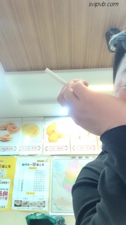 猎奇圈内部分享热门视频极品大奶子哺乳期的奶妈疯狂露出自摸挑逗赚奶粉钱 截图14