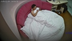 酒店偷拍 老哥出差无聊半夜叫个颜值还可以的小姐上门泄泄火 截图2