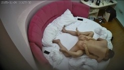 酒店偷拍 老哥出差无聊半夜叫个颜值还可以的小姐上门泄泄火 截图10