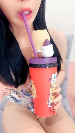 姑娘你真骚尿也很足啊，全程露脸漏着骚奶子的情趣装，跟狼友撩骚互动听指挥激情大秀，揉着骚奶子道具抽插 截图15