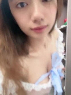 郑州超大奶高颜值女友 淋浴头对准穴自己抠特写掰开给男友看 巨乳多毛全给镜头 截图11