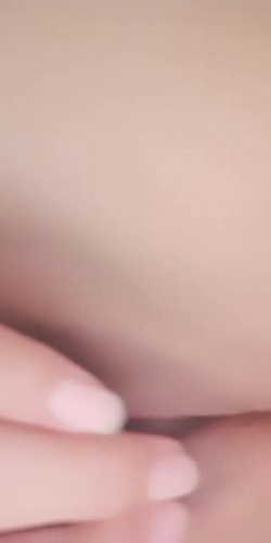 露脸风骚少妇下海捞金，身材丰盈奶大屁股大，一跟道具把自己插得浪叫不断，表情淫荡水很多第二部 截图13