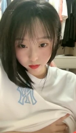 哈尔滨-胖次-20岁 ️：不在学校我在家，一天天的大鸡巴操死你，草不着哈哈哈，我来大姨妈我没穿内裤，给你们看胸看屁股，东北淫就是能骚能聊！ 截图1