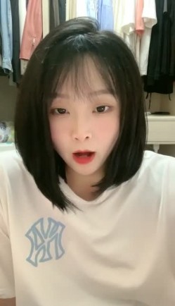 哈尔滨-胖次-20岁 ️：不在学校我在家，一天天的大鸡巴操死你，草不着哈哈哈，我来大姨妈我没穿内裤，给你们看胸看屁股，东北淫就是能骚能聊！ 截图13