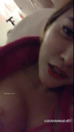 高颜值女主播直播秀大奶子突然她妈冲进房里来，“你们丈母娘来了”我妈叫不要衣服敞开 截图1
