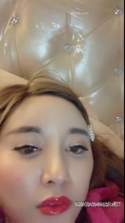 高颜值女主播直播秀大奶子突然她妈冲进房里来，“你们丈母娘来了”我妈叫不要衣服敞开 截图5