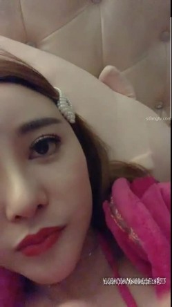 高颜值女主播直播秀大奶子突然她妈冲进房里来，“你们丈母娘来了”我妈叫不要衣服敞开 截图7