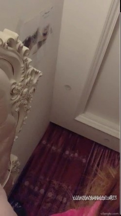 高颜值女主播直播秀大奶子突然她妈冲进房里来，“你们丈母娘来了”我妈叫不要衣服敞开 截图9