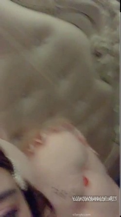 高颜值女主播直播秀大奶子突然她妈冲进房里来，“你们丈母娘来了”我妈叫不要衣服敞开 截图10