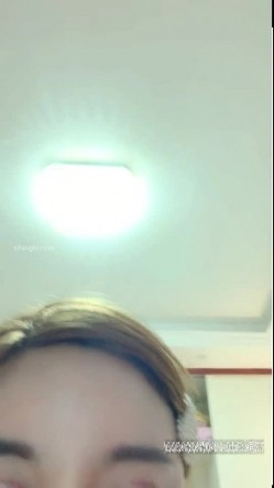 高颜值女主播直播秀大奶子突然她妈冲进房里来，“你们丈母娘来了”我妈叫不要衣服敞开 截图14