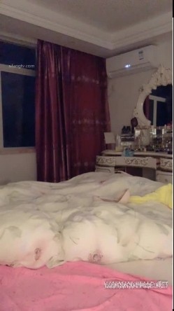 高颜值女主播直播秀大奶子突然她妈冲进房里来，“你们丈母娘来了”我妈叫不要衣服敞开 截图15