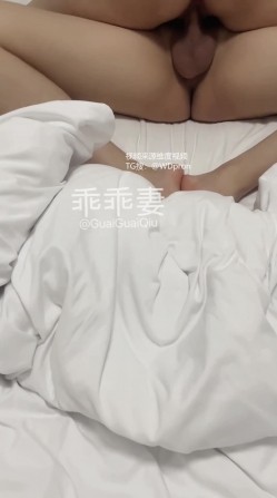 微胖女友共享、爱穿JK3P粉丝活动一场接一场「乖乖妻」婚纱露出，3P活动单男分享内射丈夫继续刷锅，一旁是熟睡的丈夫 截图7