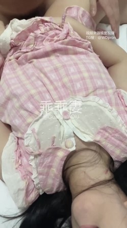 微胖女友共享、爱穿JK3P粉丝活动一场接一场「乖乖妻」婚纱露出，3P活动单男分享内射丈夫继续刷锅，一旁是熟睡的丈夫 截图15