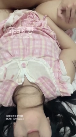 微胖女友共享、爱穿JK3P粉丝活动一场接一场「乖乖妻」婚纱露出，3P活动单男分享内射丈夫继续刷锅，一旁是熟睡的丈夫 截图16