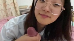 极品反差婊 眼镜妹就是骚，超神颜值，轻素颜无美颜纯天然，乐呵呵的吃吊然后口爆吞精 截图3