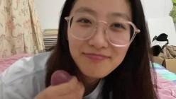 极品反差婊 眼镜妹就是骚，超神颜值，轻素颜无美颜纯天然，乐呵呵的吃吊然后口爆吞精 截图4
