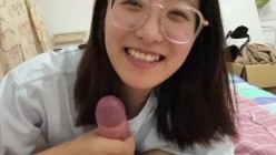 极品反差婊 眼镜妹就是骚，超神颜值，轻素颜无美颜纯天然，乐呵呵的吃吊然后口爆吞精 截图5