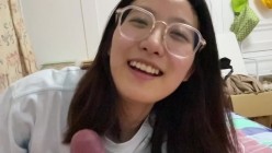极品反差婊 眼镜妹就是骚，超神颜值，轻素颜无美颜纯天然，乐呵呵的吃吊然后口爆吞精 截图6