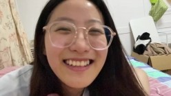 极品反差婊 眼镜妹就是骚，超神颜值，轻素颜无美颜纯天然，乐呵呵的吃吊然后口爆吞精 截图7