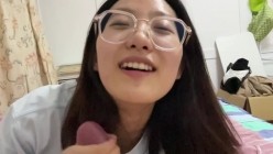 极品反差婊 眼镜妹就是骚，超神颜值，轻素颜无美颜纯天然，乐呵呵的吃吊然后口爆吞精 截图9