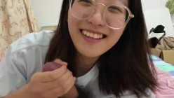 极品反差婊 眼镜妹就是骚，超神颜值，轻素颜无美颜纯天然，乐呵呵的吃吊然后口爆吞精 截图10