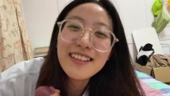 极品反差婊 眼镜妹就是骚，超神颜值，轻素颜无美颜纯天然，乐呵呵的吃吊然后口爆吞精 截图11