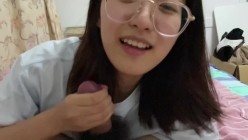极品反差婊 眼镜妹就是骚，超神颜值，轻素颜无美颜纯天然，乐呵呵的吃吊然后口爆吞精 截图12
