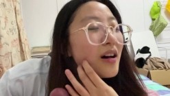 极品反差婊 眼镜妹就是骚，超神颜值，轻素颜无美颜纯天然，乐呵呵的吃吊然后口爆吞精 截图13
