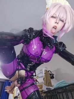 岛国极品胶衣COS男娘『Veritablezx22』自慰喝尿被调教爆菊超精彩 截图12