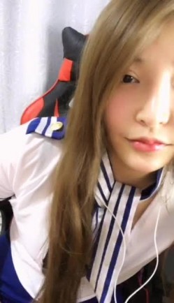 颜值不错新人妹子性感空姐制服诱惑 揉奶小尺度诱惑最后露了下奶和逼逼 截图1