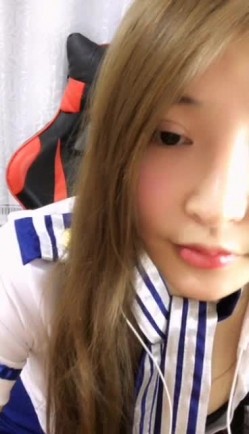 颜值不错新人妹子性感空姐制服诱惑 揉奶小尺度诱惑最后露了下奶和逼逼 截图2