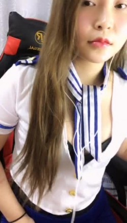 颜值不错新人妹子性感空姐制服诱惑 揉奶小尺度诱惑最后露了下奶和逼逼 截图3