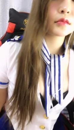 颜值不错新人妹子性感空姐制服诱惑 揉奶小尺度诱惑最后露了下奶和逼逼 截图4