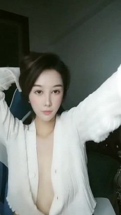 最最有女人味的超级美少妇-不等船了 鼻血流光的节奏，最诱人的吃鸡画面，难得露胸露私处，大胸翘臀S级尤物 截图2