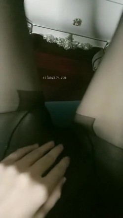 最最有女人味的超级美少妇-不等船了 鼻血流光的节奏，最诱人的吃鸡画面，难得露胸露私处，大胸翘臀S级尤物 截图3