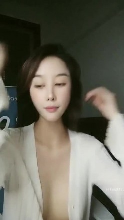 最最有女人味的超级美少妇-不等船了 鼻血流光的节奏，最诱人的吃鸡画面，难得露胸露私处，大胸翘臀S级尤物 截图10
